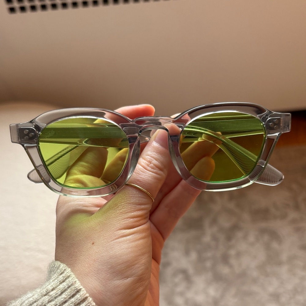 Chic Transparent Sunglasses with Green Lenses